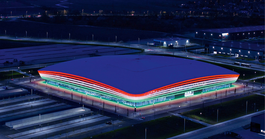 Die Dachfläche besteht aus fünf Teil-Dachflächen, die eine ­gewölbte Gebäudeform nachzeichnen