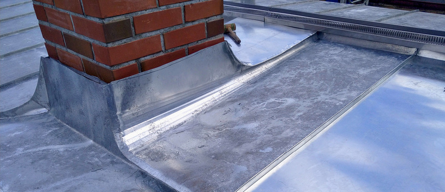 Schornsteinrückseite mit auf unterschiedlichen Ebenen angeordneten Anschlussprofilen