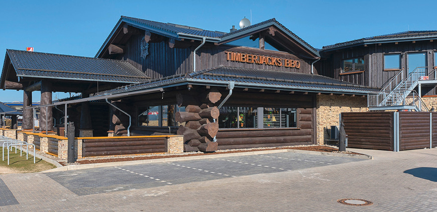 Viel Holz, Ziegel und Metall am „Beef & Beer“-Erlebnisrestaurant Timberjacks