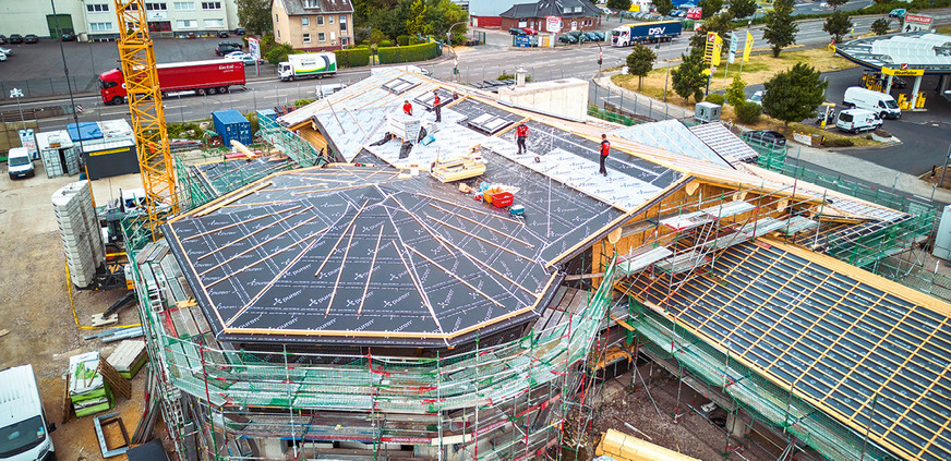 Als Notabdichtung und Konvektionssperre verlegten die Fachhandwerker die robuste und mechanisch stark belastbare Puren Top DSB 100