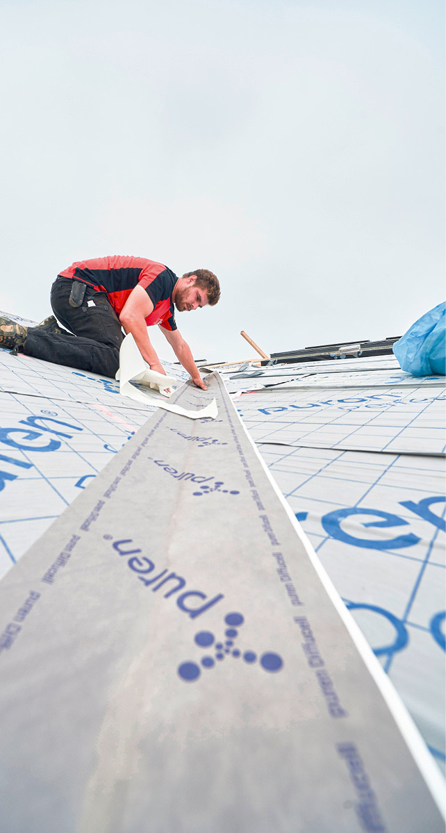 Alle Kehlen und Grate wurden mit dem Anschluss­streifen Puren Difucell regensicher hergestellt