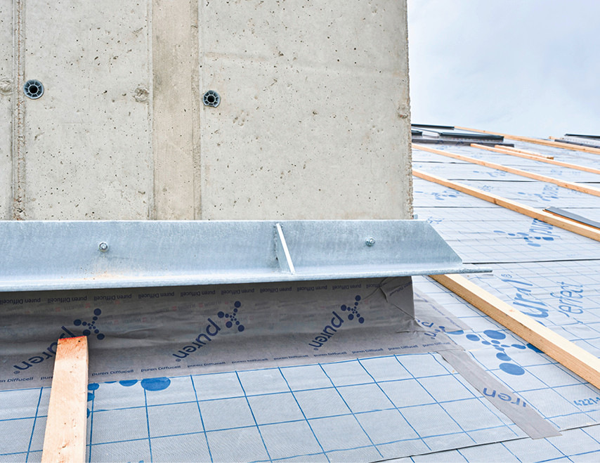 Metallprofile und die fachgerechte Ausbildung des Unterdaches sorgen für den regensicheren Anschluss am Kaminschacht