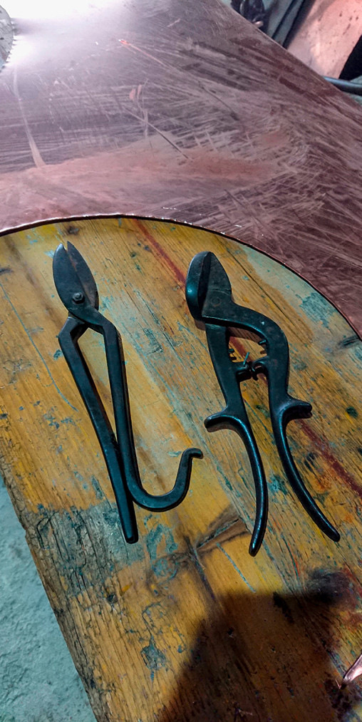 Werkzeug mit musealem Charakter: Diese Scheren werden beim rumänischen Kupferschmied immer noch verwendet