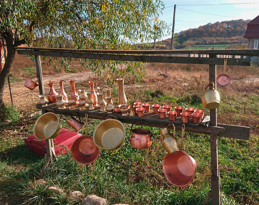 Bis heute verkaufen die Kalderasch an Straßen oder auf Märkten ihre Kupferprodukte