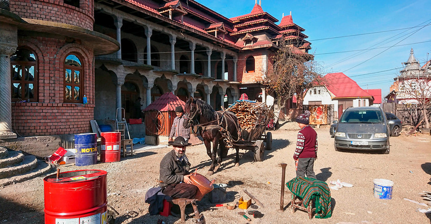 Einblick in den Innenhof und die Außenwerkstatt