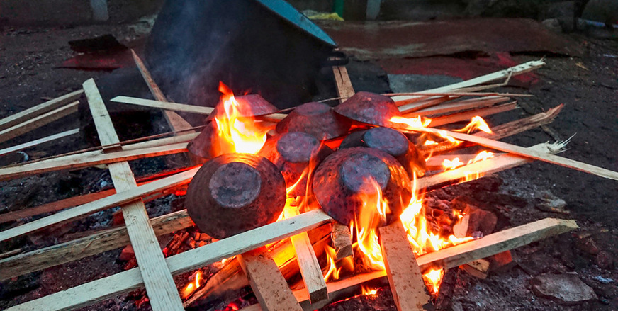 Die Kupfergefäße werden am offenen Feuer ausgeglüht, dort ­werden auch die Lötkolben auf Temperatur gebracht