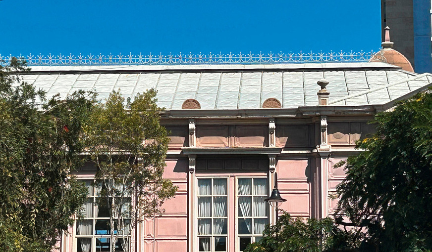 Ansicht mit Blick auf das Metalldach