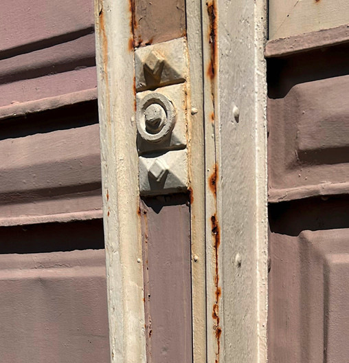 Zierstück an einer Stahlstütze