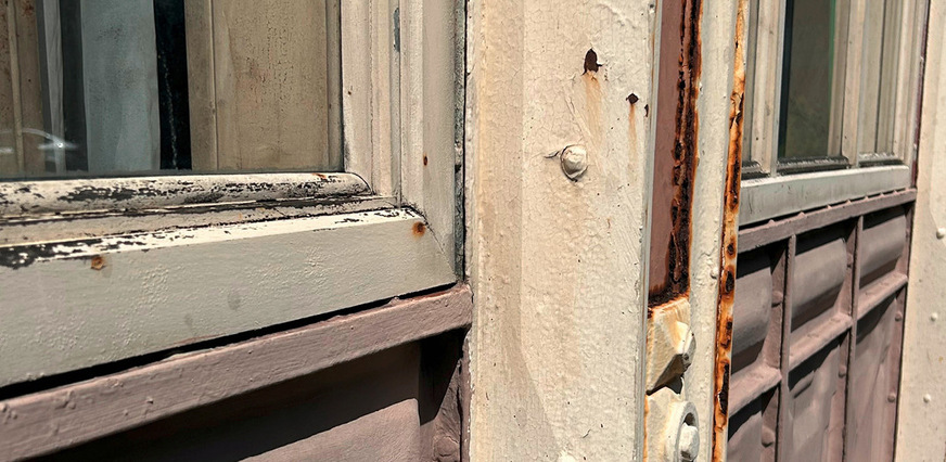 Bündiger Fensterrahmen am Sims