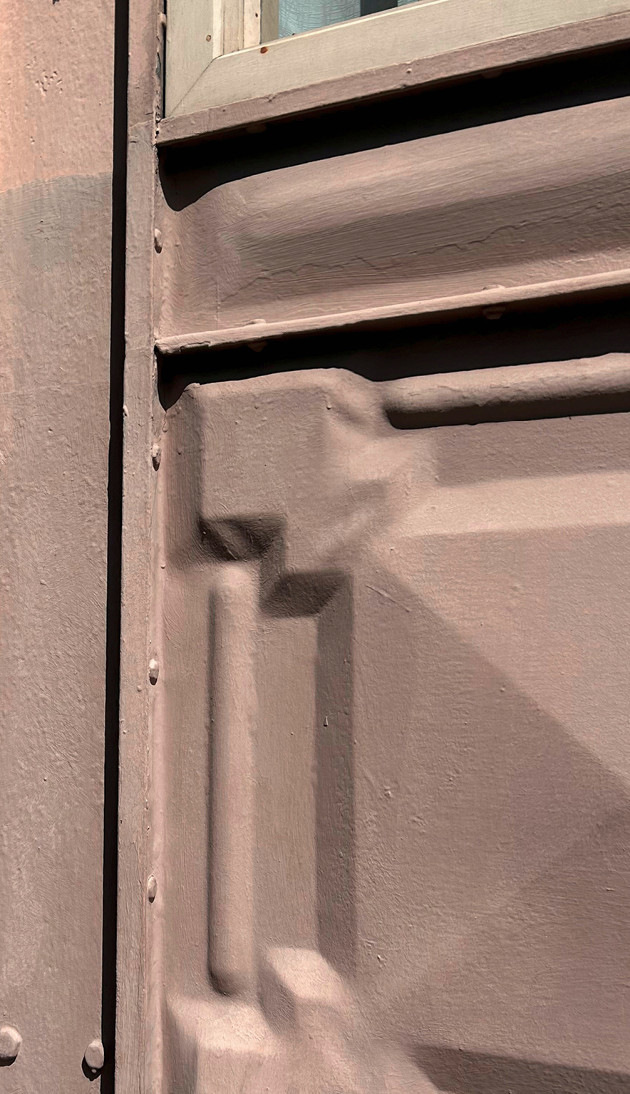  Sicken und geprägte Eckverzierung sind optisch ansprechend und versteifen die Blechelemente zusätzlich