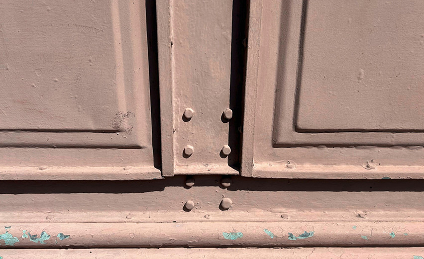 Sockeldetail mit Verbindungsmitteln, Kassetten und Stahlstützen