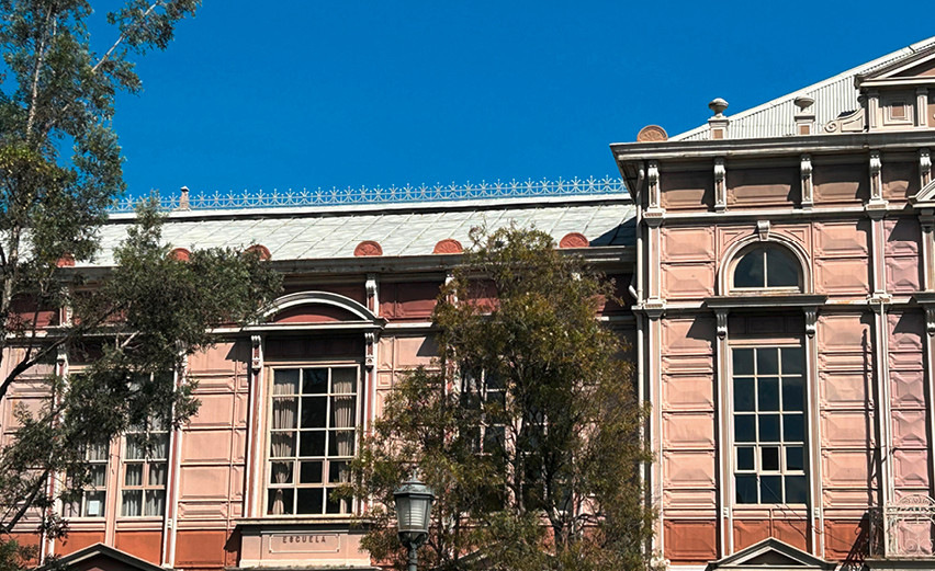  Blick vom Park Morazán. Das Gebäude wirkt, als sei es aus Stein errichtet
