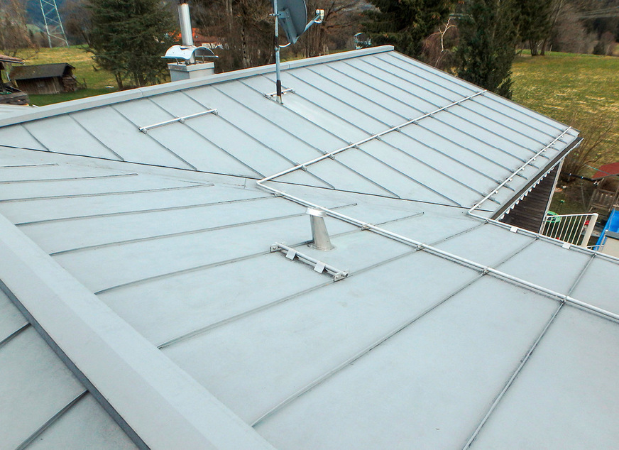 Teilansicht der tadellos ausgeführten Doppelstehfalzeindeckung