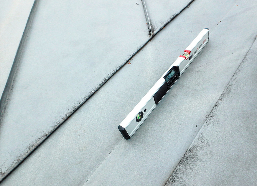 Die Kehlneigung beträgt ca. 11 Grad. Der Anschluss der Scharen an die Kehle durch einfachen Falz mit Zusatzfalz ist ab dieser Kehlneigung entsprechend der ZVSHK-Klempnerfachregel zulässig