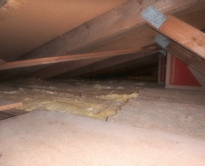 Blick unter das Dach bzw. den gedämmtem ­Dachboden. Hier sind keinerlei Wassereintritte oder Wasserspuren vorzufinden