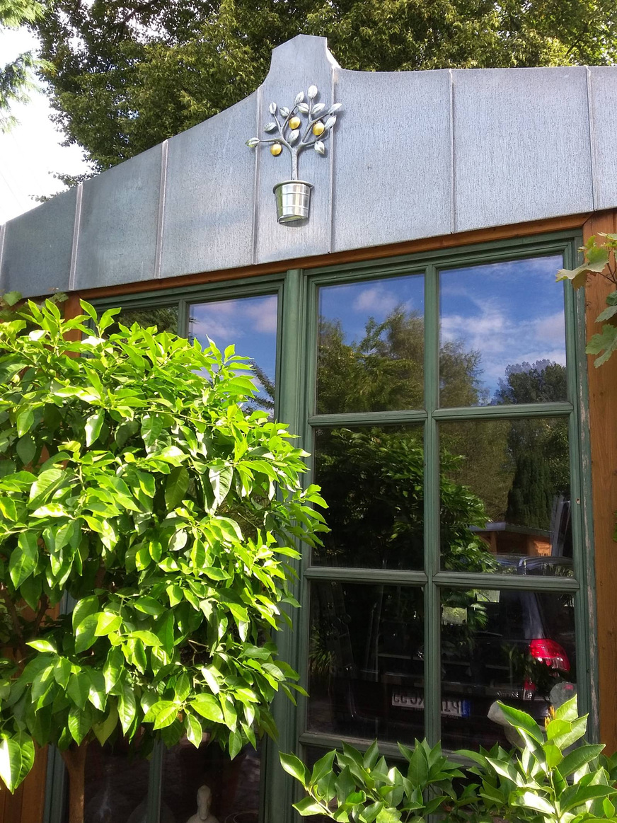 Detailreiche Arbeiten wie dieser formschöne Baum aus Titanzink gehören zur persönlichen Note des passionierten Spenglermeisters