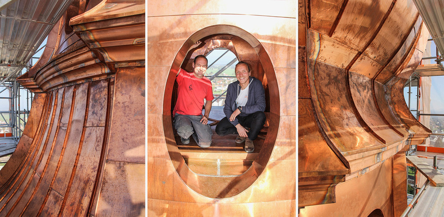 Ronny Stibane und Wieland Uckrow genießen die Aussicht aus einer der vier ovalen Öffnungen der Turmlaterne