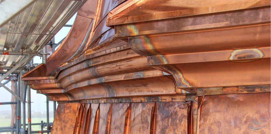 Übergang: Von der unteren Zwiebel aufsteigende Scharen greifen unter das abgetreppte Sockelgesims der Laterne