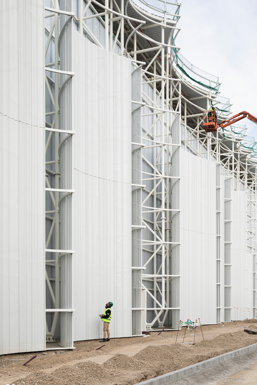 Seine mehr als 13 500 m² großen, elegant geschwungenen Titanzinkfassaden erreichen eine Höhe von 20 m
