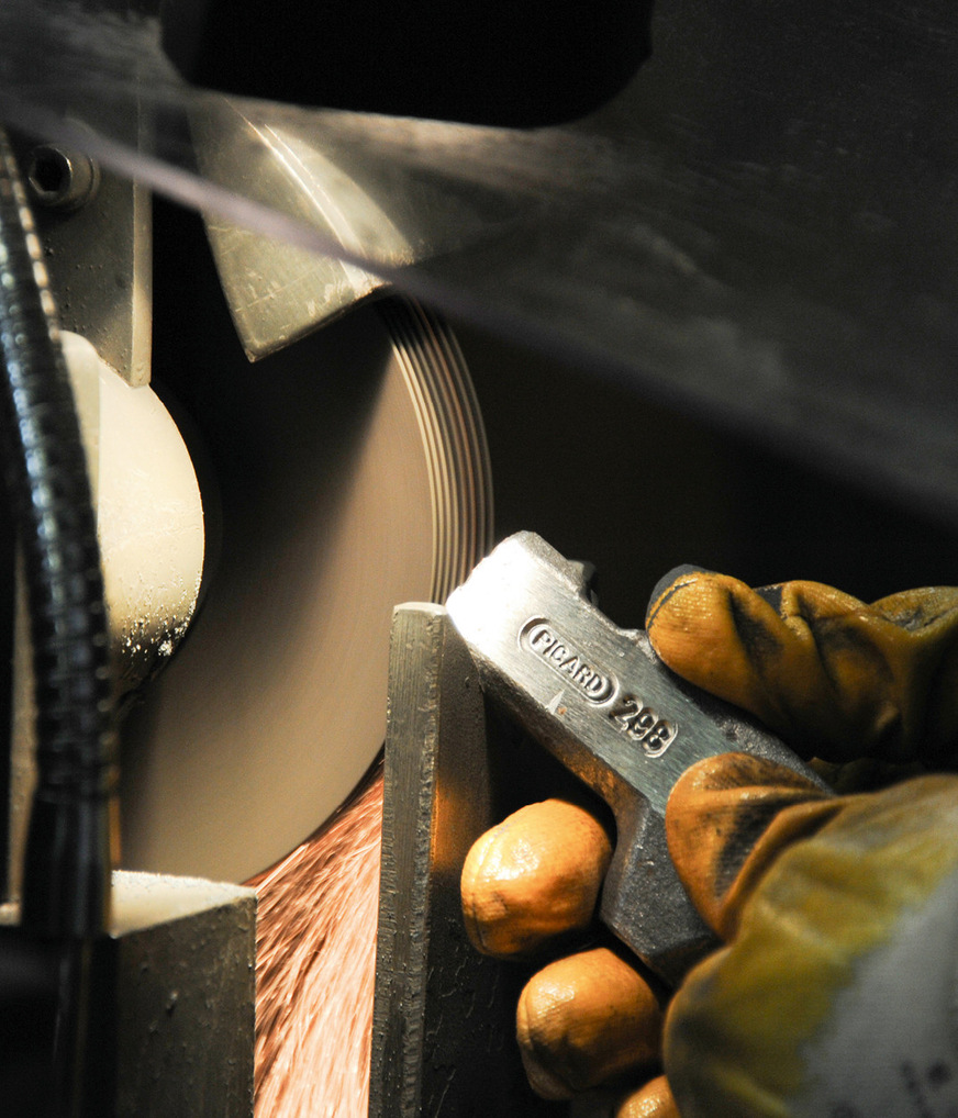 Handarbeit: das Schleifen von Hammerbahn oder -finne