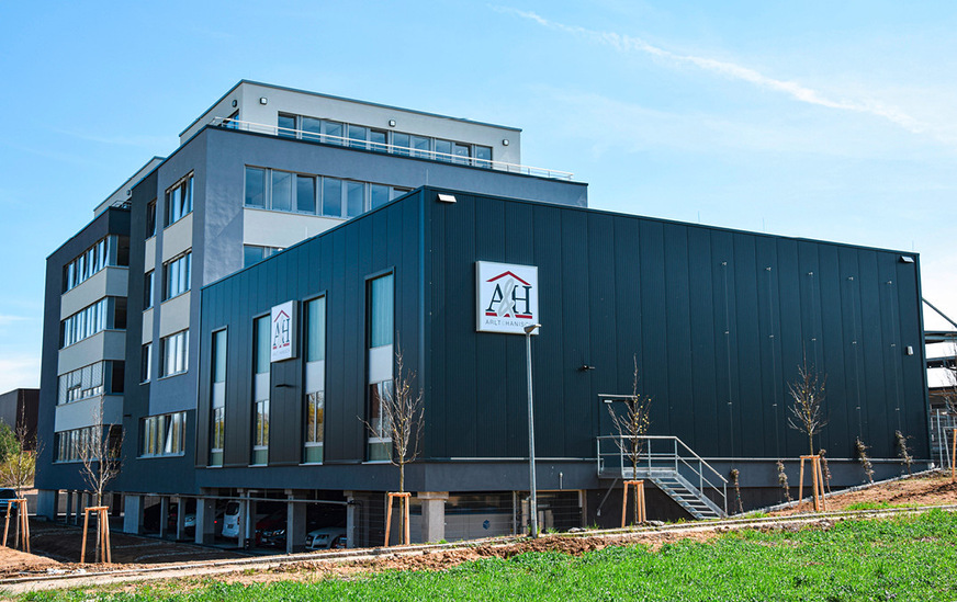 Blick auf das moderne Firmengebäude von Arlt & Hanisch