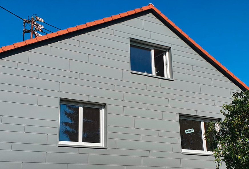 Arlt & Hanisch-Metallfassade an einem Wohnhausgiebel