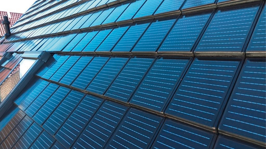 Blick auf ein mit PV-Ziegeln gedecktes Arlt & Hanisch-Dach
