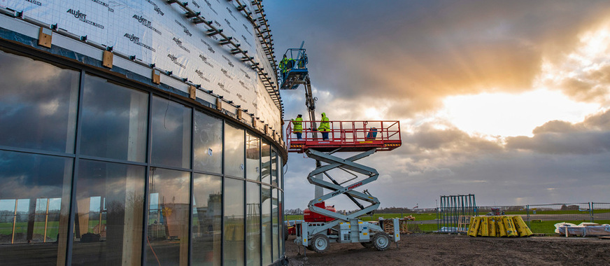 An der Fassade war die Montage nur mithilfe eines Hubsteigers möglich