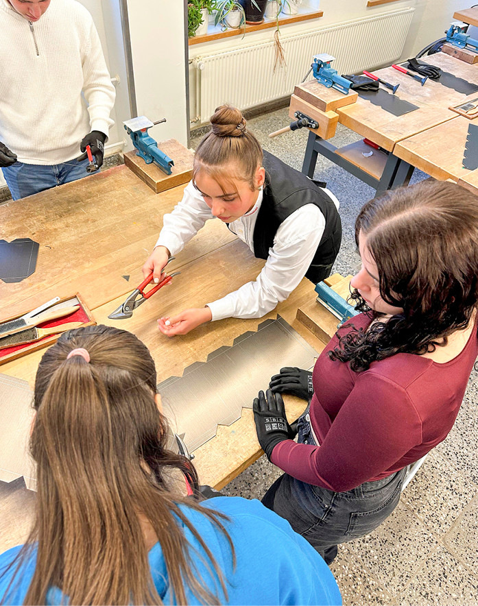 Wie kann das funktionieren? Fabienne Ellermeier unterstützt beim Zusammenbau