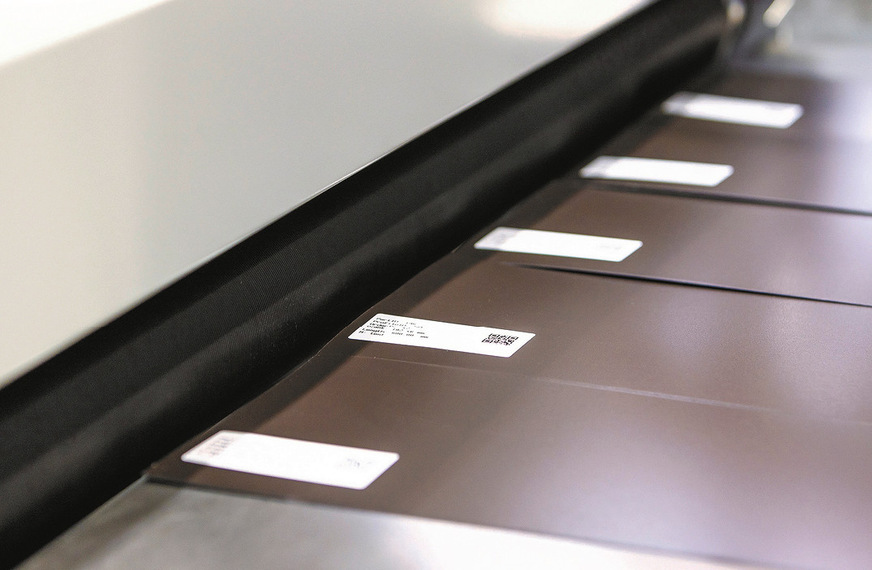 Per Scanner werden auf QR-Code-Etiketten enthaltene Produktionsinformationen an weiterverarbeitende Maschinen übertragen