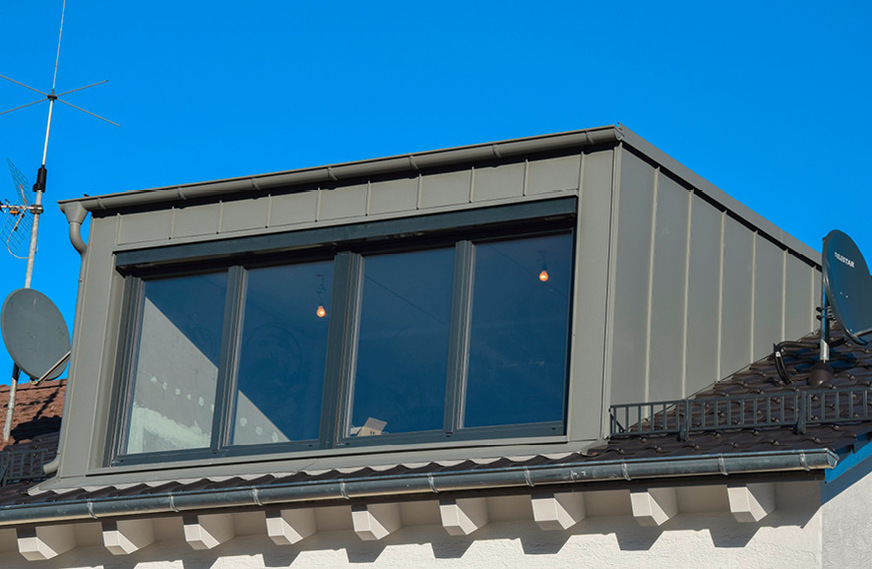 Eine klassische und mit Metall bekleidete Dachgaube