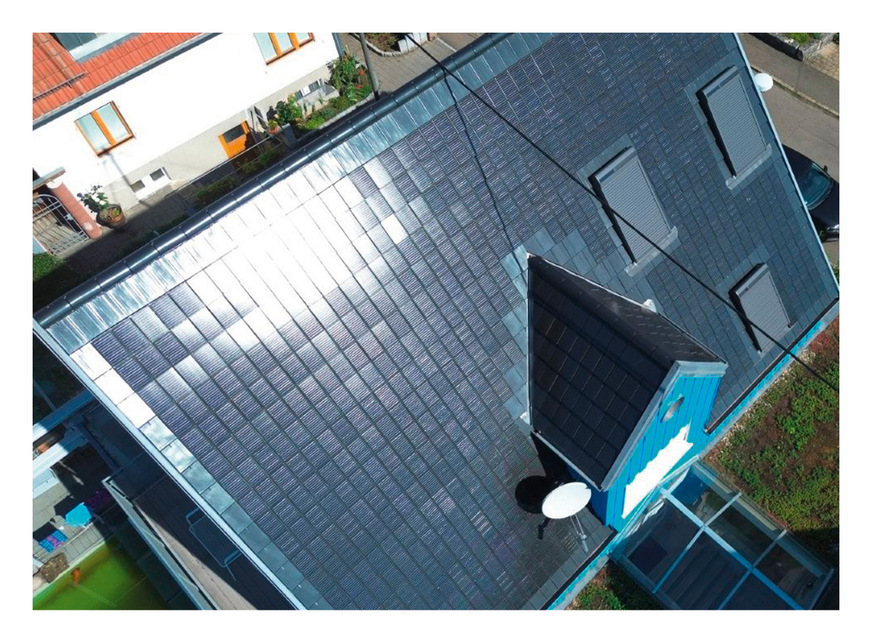 Blick auf ein mit PV-Ziegeln gedecktes Arlt & Hanisch-Dach