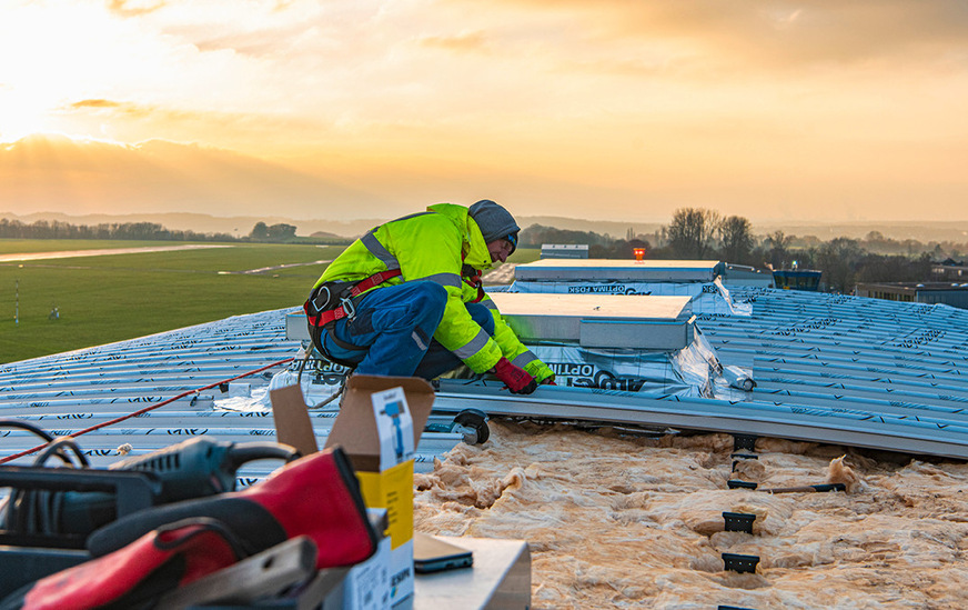 Auf der Kuppel arbeiteten die Dachhandwerker mit einem Anseilschutz