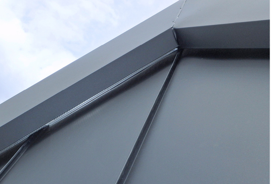 Die Grat- und Firstabdeckungen sind unzureichend in Halte- und Lochblechprofile eingehängt