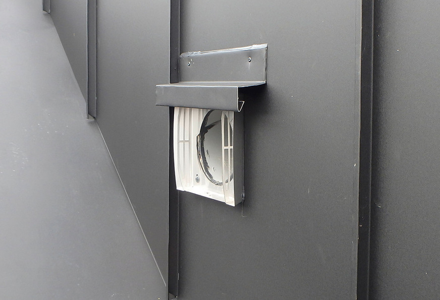 Der Scharabschluss ist ohne Einhängefalz, jedoch mit ausreichender Über­deckung ausgeführt. Die Einfassung der Rohrdurchführung ist mangelhaft