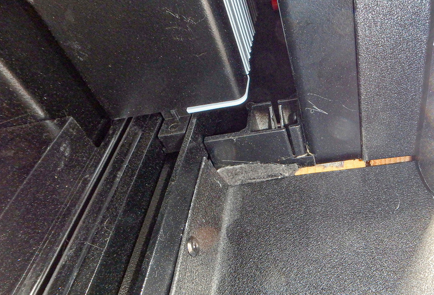 Vorher: Laibungsprofile der Gauben sind direkt an die Rollladenschienen genietet und die Holzkonstruktion wird nicht ganz abgedeckt