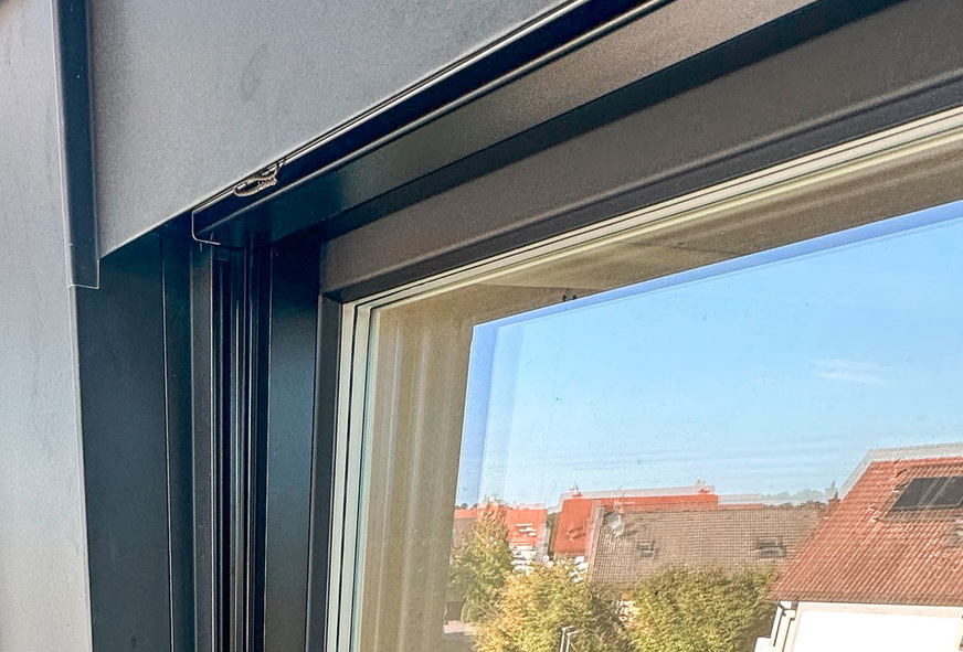 Nachher: Laibungsbleche mit Steckprofil an den Rollladenschienen