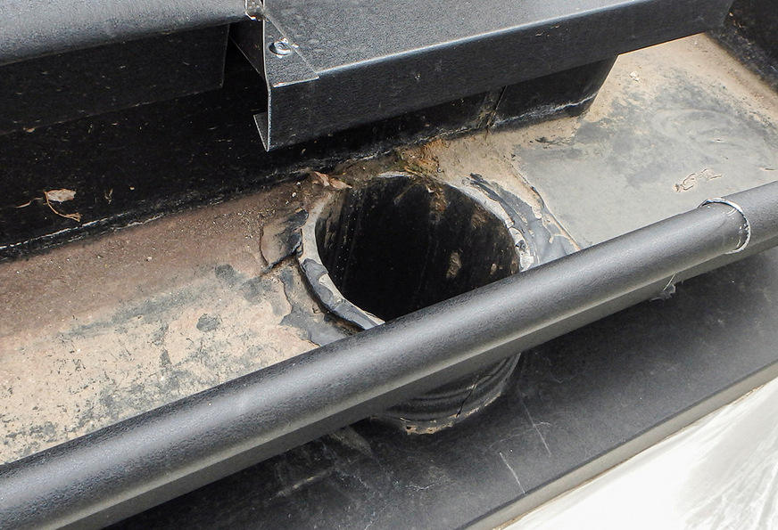 Vorher: Rinnenablaufstutzen und Gesimsdurchführung sind handwerklich schlecht eingebaut und undicht