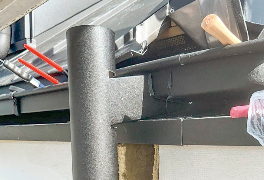 Nachher: Rohrführung mit einem Abzweig direkt nach außen geführt