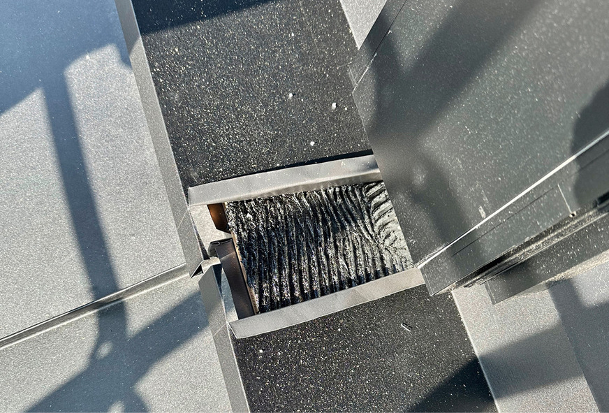 Fenstersims mit Enkolit aufgeklebt und Dehnungsnaht in der Mitte