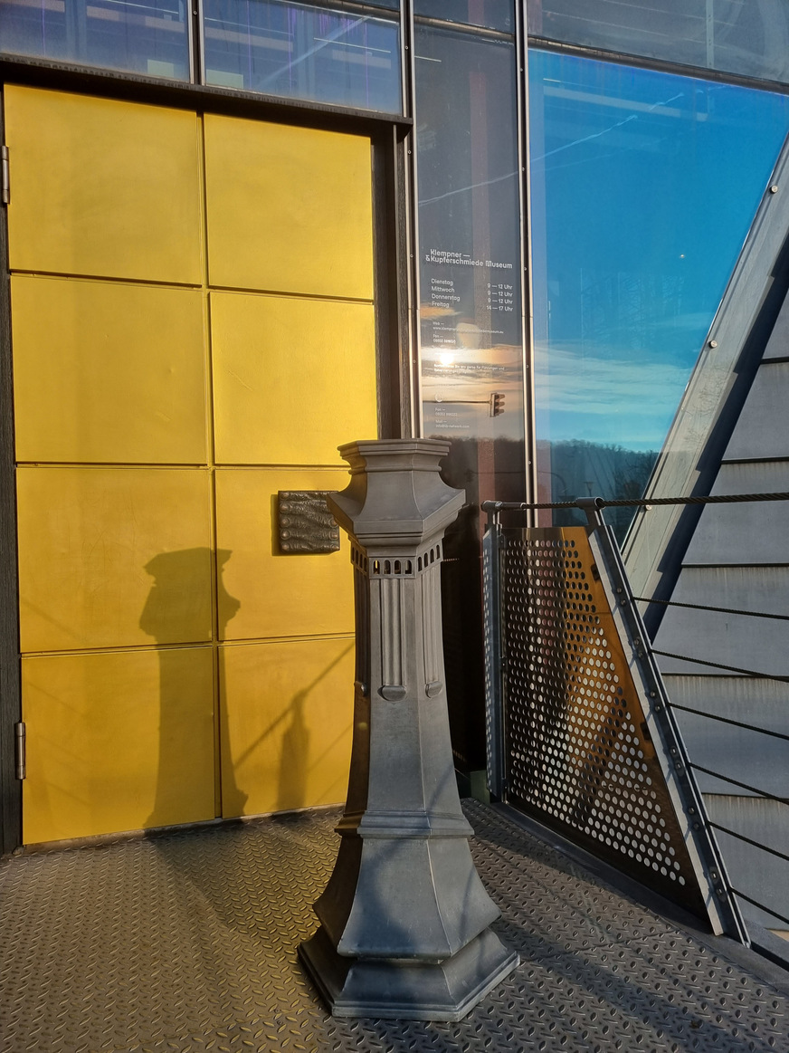 Georg Huberts 1910 gefertigtes Meisterstück vor dem Eingang des Europäischen Klempner- und Kupferschmiede-Museum