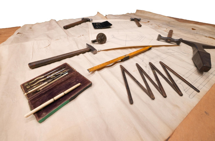 Mit diesen Zeichengeräten fertigte Georg Hubert die Pläne für das Meisterstück an