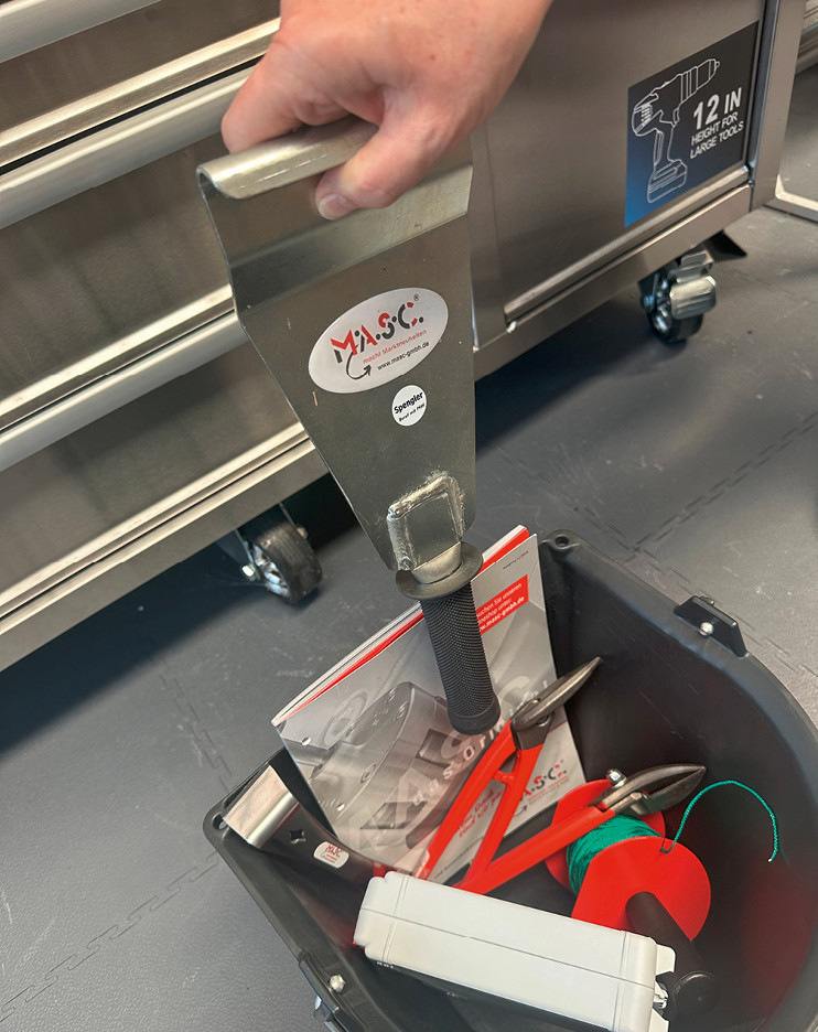 Der Wulstausbeuler erleichtert die Reparatur beschädigter Dachrinnen