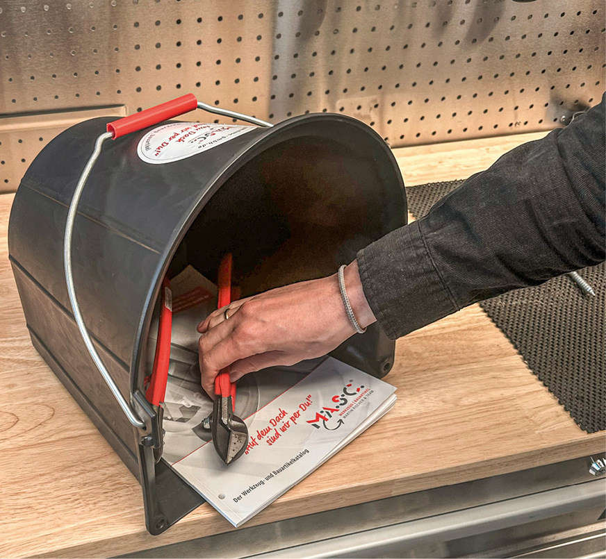 Zwei Blechscheren mit eingeätzten Millimeterskalen sind ebenfalls im M.A.S.C.-Flat-King-Dacheimer