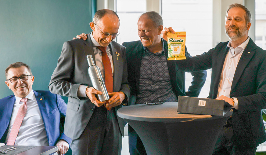 In bester Stimmung nimmt Michael Hilpert zur Kenntnis, wie Ulrich Leib von den Schweizern Claudio Cristina und Remo Wyss über die aktuelle Entwicklung im Bereich internationaler Erfinderrechte informiert wird