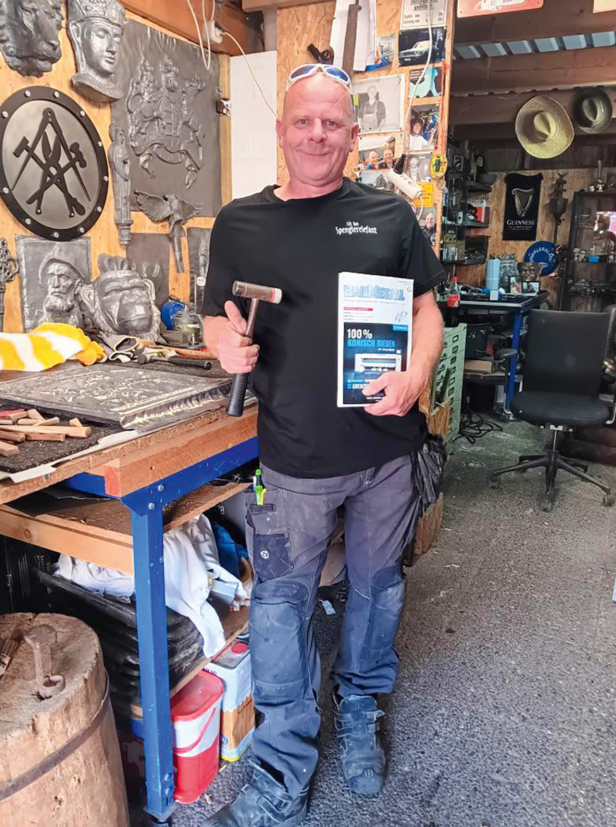 Jetzt muss nur noch die Post kommen! Heiko Looft freut sich über seinen ­Gewinn, hier in seiner Bastelwerkstatt