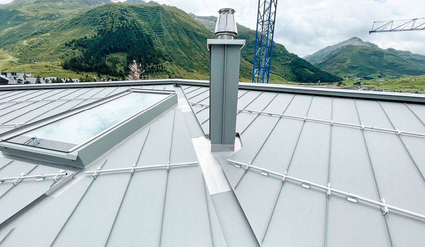 Die Einfassungen an RWA-Anlage bzw. Dachausstieg werden mit einer ­Edelstahleinfassung entwässert