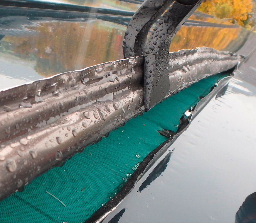 Um die Haftsituation zu begutachten, muss wie so oft der Doppelstehfalz geöffnet werden