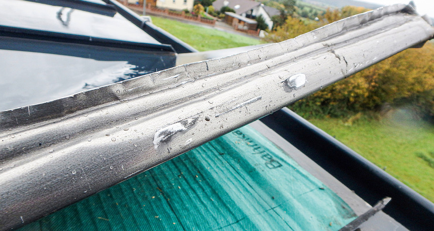 Doppelsinnig: Kratzspuren verdeutlichen, dass hier nicht alles reibungslos abäuft