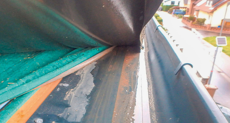 Trauföffnung: Die Traufbohle ist nicht vertieft und das Traufblech ohne Rückkantung. Zudem ist das Profil direkt genagelt. Der Umschlag am Scharenende ist ganz zugedrückt und hat keinen Freiraum für die temperaturbedingte Längenänderung der Scharen. Die Wasserspuren beweisen, dass hier verstärkt durch Kapillarwirkung Wasser eintritt. Über die richtige Traufausbildung hat der Autor bereits in BAUMETALL-Ausgabe 7/2023 sowie in seiner Fokusausgabe informiert